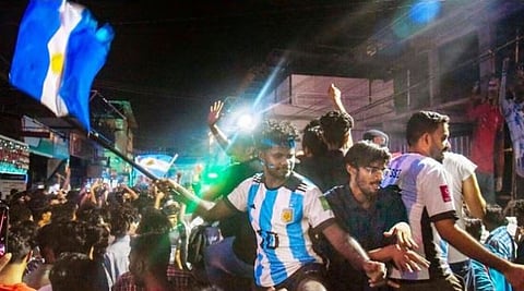 विश्‍वचषक स्‍पर्धेतील अंतिम सामन्‍यानंतर जल्‍लोष करताना अर्जेंटिनाचे समर्थक.
