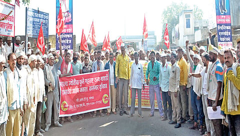 नाशिकरोड : कामगार कायद्यातील दुरुस्तींविरोधात माथाडी कामगार आंदोलन करताना रामबाबा पठारे,
स्वरूप वाघ, कैलास भालेराव, नाना खरे, शिवाजी फलके आदी.(छाया : उमेश देशमुख)