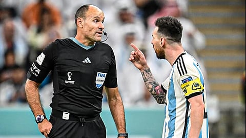 Lionel Messi vs Referee : मेस्सीला भिडणाऱ्या रेफरीला फिफाचा दणका, उर्वरीत सामन्यातून हकालपट्टी!