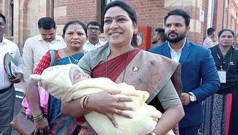 चिमुकल्यासह महिला आमदार 