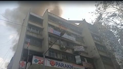 मुंबई : घाटकोपर येथील पारख हॉस्पिटलला भीषण आग