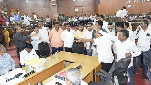 जळगाव मनपात रामायण-महाभारतावरुन राजकारण पेटले