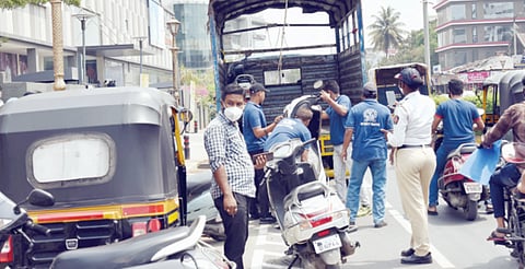 पिंपरी : नियमाचे उल्लंघन करून ; नो पार्किंगमधील वाहनांवर कारवाई