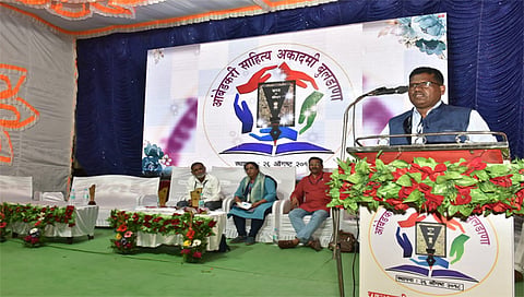 पिंपळनेर : राज्यस्तरीय साहित्य संमेलनातील परिसंवादात मार्गदर्शन करताना प्रा. डॉ. सतीश मस्के. (छाया: अंबादास बेनुस्कर)