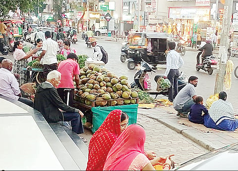 सांगवी, पिंपळे गुरवमधील पदपथांना अतिक्रमणांचा विळखा