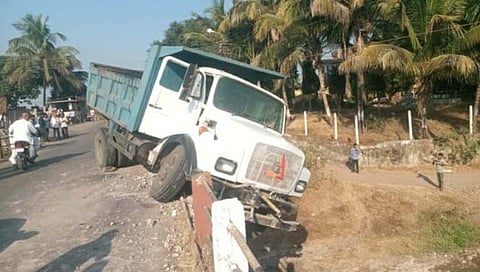 डंपरचा अपघात  