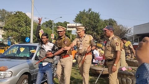 विधानभवनासमोर शिंदे सरकारविरूद्‌ध पत्रके फेकून घोषणाबाजी करणाऱ्या तरुणाला अटक