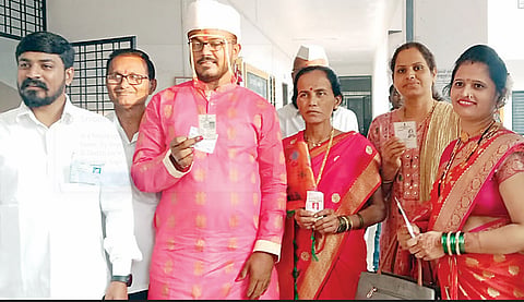 आधी मतदान; मग लग्न ! बोहल्यावर चढण्याआधी नवरदेवाने  केले मतदान