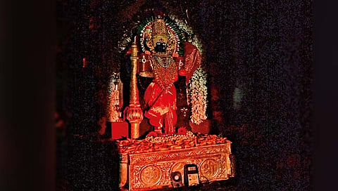कोल्हापूर : अंबाबाई किरणोस्तव : सूर्यकिरणे देवीच्या कमरेपर्यंत