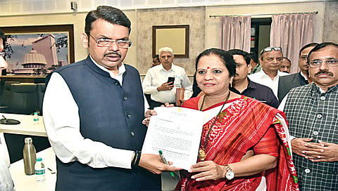  नाशिक ः अधिकार्‍यांनी संगनमत करून माजी सैनिकाची जमीन बेकायदेशीर विकण्याचा घाट घातला. त्या प्रकरणी उपमुख्यमंत्री देवेंद्र फडणवीस यांना निवेदन देताना आ. देवयानी फरांदे.