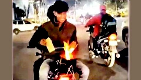 जगावेगळे करण्याच्या नादात तरुणांनी बाईकवरच पेटवली शेकोटी
