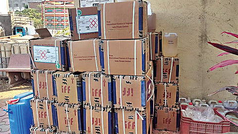 मालेगाव : म्हाळदेशिवारातून पवारवाडी पोलिसांनी जप्त केलेला बेकायदा औषधसाठा.