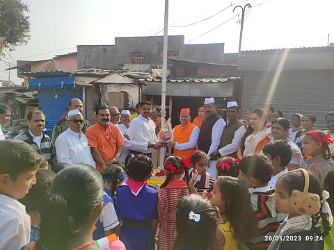 नाशिक : येथील जुने कुंभारवाडा वसाहत परिसरात प्रजासत्ताक दिनप्रसंगी मान्यवर दिनेश चव्हाण यांचे स्वागत करताना गुरु इच्छा मित्र मंडळ अध्यक्ष गौरव क्षीरसागर.  (छाया : हेमंत घोरपडे)