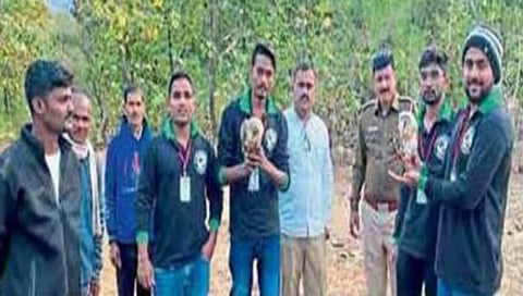 पिंपळनेर :  ता.साक्री येथील शेंडवड वन्यजीव संवर्धन संस्था व वनविभागाचे अधिकारी इ. (छाया: अंबादास बेनुस्कर)
