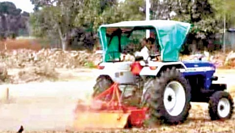 परभणीत शिवपुराणासाठी मुस्लिम व्यावसायिकाने दिली जागा; 18 एकरवरील तूर, हरभर्‍यावर फिरवला नांगर
