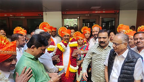 नांदगाव :जिल्हा मजूर संघाच्या अध्यक्षपदी प्रमोद भाबड यांची निवड झाल्याने त्यांचे स्वागत करताना समर्थक.  (छाया: सचिन बैरागी)