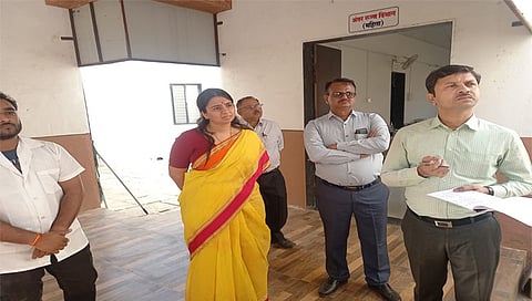 नगरसूल : येथील प्राथमिक आरोग्य केंद्रातील दुरावस्था पाहून संतप्त झालेल्या जिल्हा परिषद सीईओ अशिमा मित्तल. समवेत उपमुख्य कार्यकारी अधिकारी रवींद्र परदेशी. (छाया: भाऊलाल कुडके)