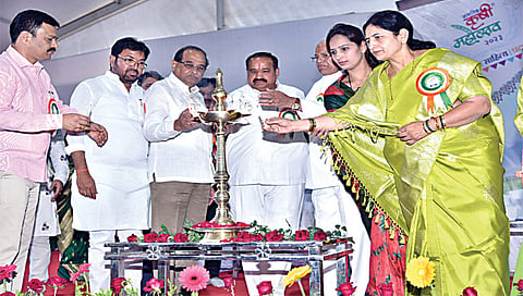 नाशिक : श्री स्वामी समर्थ सेवामार्ग आणि समर्थ गुरुपीठाद्वारे आयोजित कृषी महोत्सवाच्या उद्घाटनाप्रसंगी कृषिमंत्री राधाकृष्ण विखे-पाटील. समवेत आ. सीमा हिरे, गुरुमाउली अण्णासाहेब मोरे, कृषी सहसंचालक मोहन वाघ आदी. (छाया : हेमंत घोरपडे)
