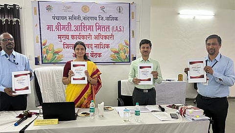 नांदगाव : आढावा बैठकीदरम्यान बंजारा शब्दकोशाचे प्रकाशन करताना मुख्य कार्यकारी अधिकारी आशिमा मित्तल‌. (छाया: सचिन बैरागी)