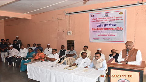 देवळाली कॅम्प : शेवगे दारणा येथील श्रमसंस्कार शिबीरात बोलतांना मविप्र समाजाचे सरचिटणीस ॲड. नितीन ठाकरे समवेत. संचालक रमेश आबा पिंगळे, संचालक अमित बोरसे पाटील, प्राचार्य डॉ. एस. एस. काळे, सरपंच पुष्पा कासार, उपसरपंच मिना कासार, विविध कार्यकारी सोसायटीचे चेअरमन अशोक पाळदे, व्हॉ. चेअरमन सुभाष कासार, पोलिस पाटील उज्वला कासार आदी.