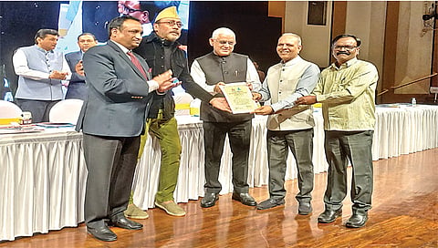मुंबई : रस्ता सुरक्षेतील कार्याबद्दल अभिनेते जॅकी श्रॉफ यांच्या हस्ते पुरस्कार स्वीकारताना नाशिक फर्स्टचे सुरेश पटेल व भीमाशंकर धुमाळ.