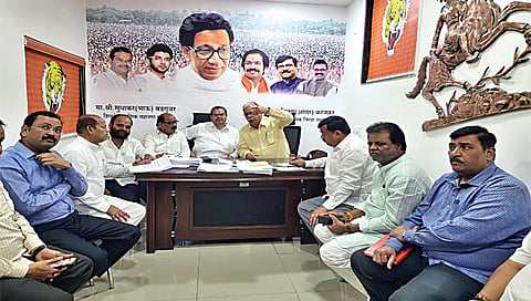 नाशिक ः शालिमार येथील कार्यालयात पदवीधर मतदारसंघाच्या बैठकीप्रसंगी आ. विलास पोतनीस. समवेत पदाधिकारी व कार्यकर्ते.