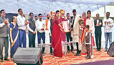 सिडको : सावित्रीबाई फुले विद्यालयातील शिक्षक गोकुळ माळी यांना प्रमुख अतिथी पालकमंत्री दादा भुसे यांच्या हस्ते आदर्श शिक्षक पुरस्कार प्रदान करण्यात आला. त्याप्रसंगी डॉ. संजय बेलसरे, भाऊराव बच्छाव, डी. डी. खैरनार, पुरुषोत्तम फुलसुंदर, बाळासाहेब पुंड, सुनीता खैरनार, मधुकर बच्छाव. 