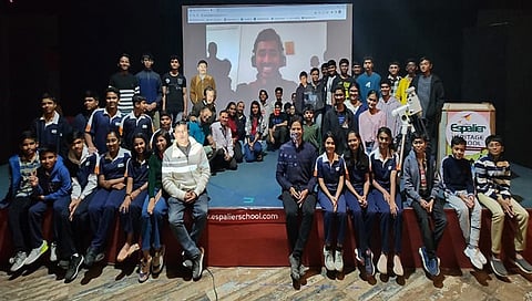 नाशिक: नाशिक डिस्ट्रिक्ट टिंकरिंग लॅबोरेटरीने उपलब्ध करुन दिलेल्या आकाशाचा शोध घेण्याचा आनंद अनुभव घेताना विद्यार्थी. 