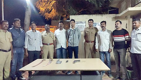 मालेगाव : दरोडेखोरांकडून गावठी कट्टा, चॉपर, तलवार हस्तगत करणार्‍या पथकासमवेत पोलिस उपअधीक्षक तेगबिरसिंग संधू.