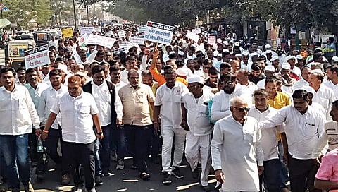 मालेगाव : ना. दादा भुसे यांच्या निवासस्थानाकडे जाण्यापासून रोखल्यानंतर शेतकर्‍यांसमवेत पोलिस कवायत मैदानाच्या दिशेने निघालेले राजू शेट्टी.