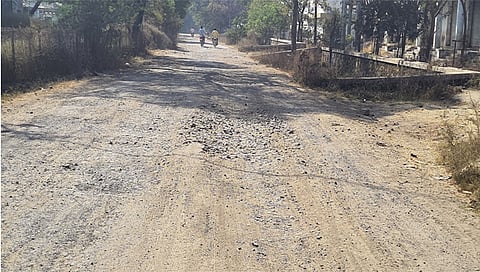 लासलगाव : ग्रामीण रुग्णालयाकडे जाणार्‍या रस्त्याची झालेली दुरवस्था. (छाया: राकेश बोरा)