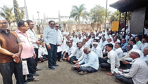 देवळा : धाराशिव संचलित वसाका व्यवस्थापनाने कामगारांचे थकीत देणे त्वरित अदा करावे यासाठी कारखाना कार्यस्थळावर उपस्थित कामगारवर्ग. (छाया : सोमनाथ जगताप)

