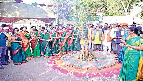नाशिक : शेकोटी लोककला साहित्य संमेलनाच्या ग्रंथपूजा शेकोटीपूजा प्रसंगी प्रा. डॉ. शंकर बोर्‍हाडे, डॉ.गणेश चंदनशिवे, वास्तुविशारद बाळासाहेब मगर आदी.  