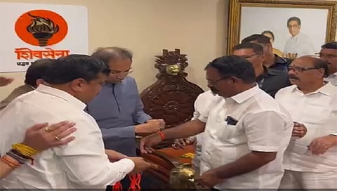 सातपूर : मुंबईत शिवसेना (ठाकरे गट) पक्षप्रमुख उद्धव ठाकरे यांच्या उपस्थितीत पक्षप्रवेश करताना इंद्रभान सांगळे व सहकारी. (छाया : सागर आनप)
