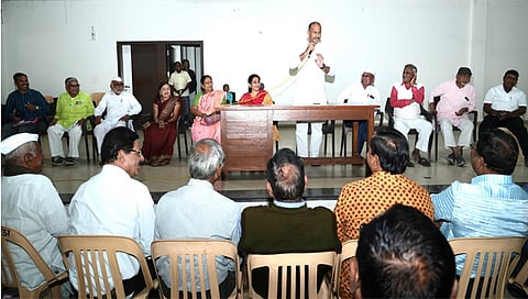 धुळे : खान्देशातील साहित्यिकांची बैठकीत बोलताना आमदार कुणाल पाटील. (छाया: यशवंत हरणे) 
