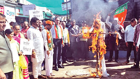 सिन्नर : विधानसभेतील विरोधी पक्ष नेते अजित यांच्या प्रतीकात्मक पुतळ्याचे दहन करताना भाजपचे कार्यकर्ते.