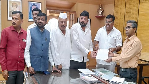 इगतपुरी : जिल्हाधिकारी डी. गंगाथरन यांना निवेदन देताना बाळासाहेबांची शिवसेना पक्षाचे पदाधिकारी.
