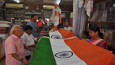 नाशिक : भारतीय प्रजासत्ताक दिनाच्या पार्श्वभूमीवर दरवर्षीप्रमाणे शहरातील खादी ग्रामोद्योग केंद्रात राष्ट्रध्वज खरेदीसाठी लगबग सुरू आहे. (छाया : रुद्र फोटो)