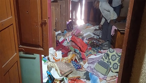 पिंपळनेर :  चोरी झालेल्या घटनास्थळी पंचनामा करताना पोलीस पथक. (छाया:अंबादास बेनुस्कर)