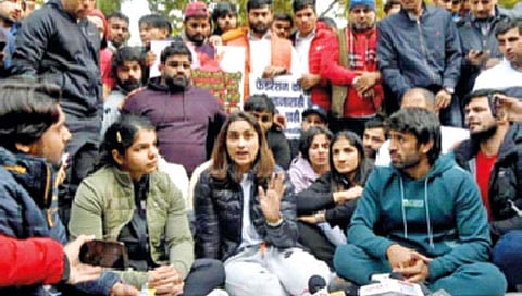 राजकारण्यांच्या विळख्यात भारतीय खेळ  
