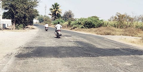 बारामती-फलटण रस्त्यावरील खड्डे बुजवले; अजितदादा पवार यांच्या सूचनेची अंमलबजावणी