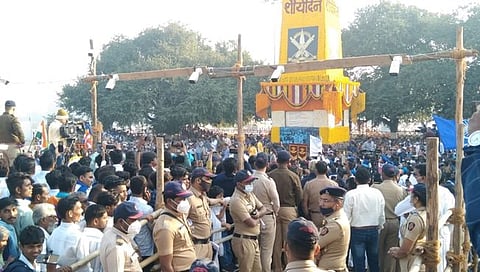 भीमा कोरेगाव  : विजय रणस्तंभ अभिवादनासाठी अलोट गर्दी (फोटो)