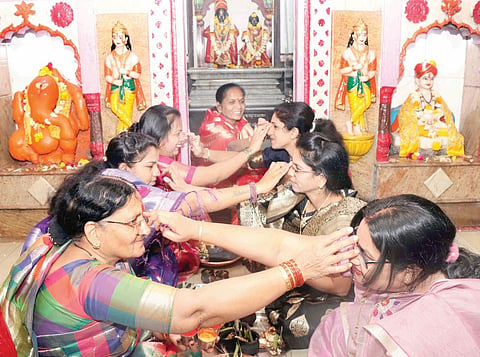 पुणे : मकरसंक्रांतीचा शहरभर उत्साह; एकमेकांना तिळगूळ, शुभेच्छा देण्यासह वाणांची देवाणघेवाण