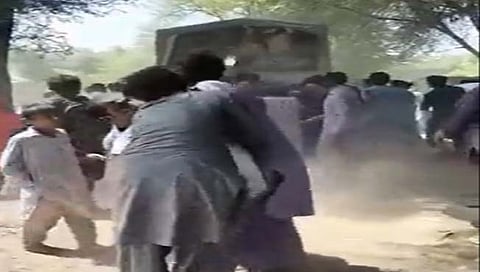 Pakistan flour crisis | पाकिस्तानमध्ये उपासमारीचे संकट! गव्हाच्या पिठासाठी मारामारी, चेंगराचेंगरी, दोघांचा मृत्यू (व्हिडिओ)