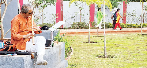पिंपरी : कॉर्पोरेट विश्व सोडून ‘बासरी’शी जोडले नाते