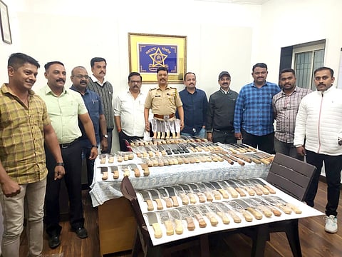 पुणे : कोयता गॅंगला चाप बसवण्यासाठी कोयते विक्रेत्यावर छापा, बोहारी आळीतील दुकानदाराकडून 105 कोयते जप्त