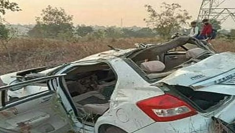 अपघातात कारचा चक्‍काचूर झाला  