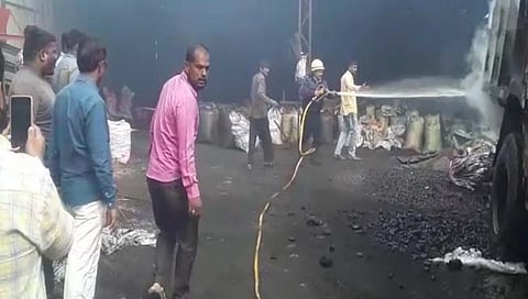 ट्रकला भीषण आग  