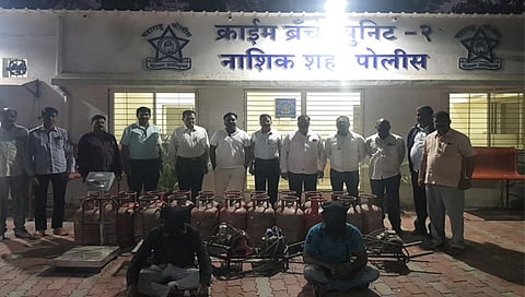 नाशिक : घरगुती वापराच्या गॅसचा काळाबाजार करणा-यांना ताब्यात घेताना गुन्हे शाखा युनिट पथक.