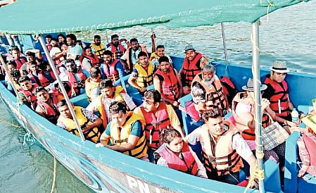 भयंकरच; गोव्यातील पर्यटकांच्या जीवाशी खेळ; पाच बोटी जप्त